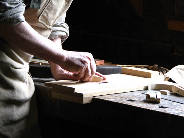 Nuestra <strong>carpintería de madera en  Granada (La)</strong> es una empresa de <strong>herencia familiar</strong>, por lo que  contamos con gran <strong>experiencia </strong>en la profesión.